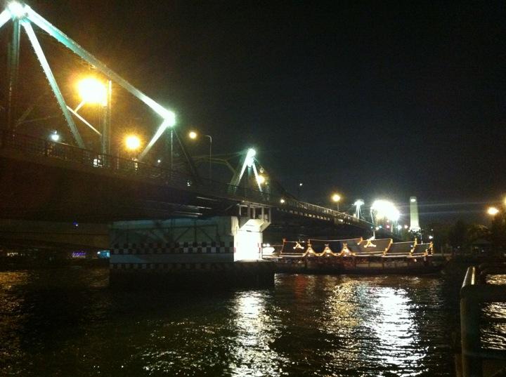 ตลาดสะพานพุทธ -สะพาน